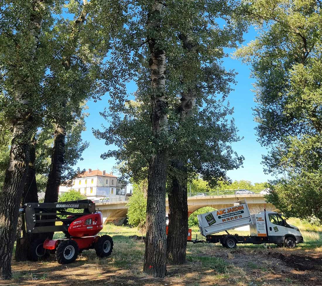 Camion et engin de la société ABC Jardin