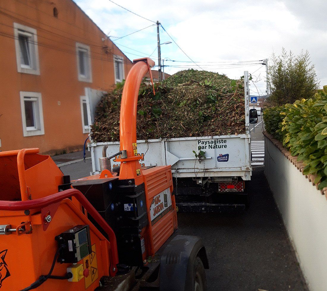 Benne de camion remplie de déchets verts