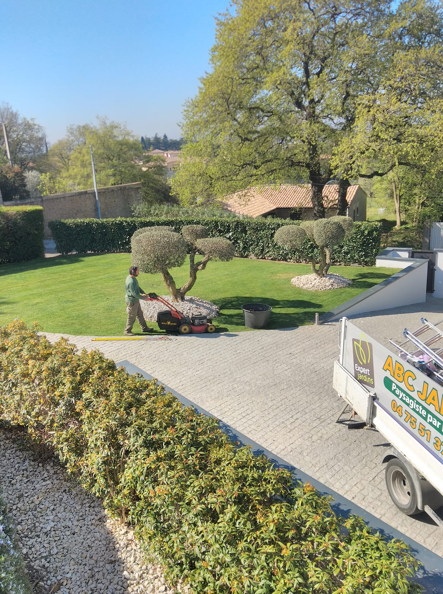 Entretien d'un jardin réalisé par la société ABC Jardin