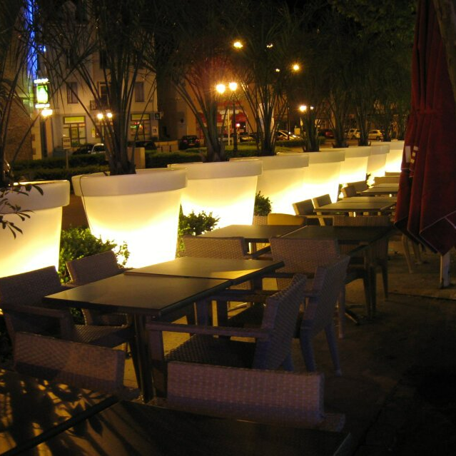 Terrasse de jardin comportant des pots éclairés