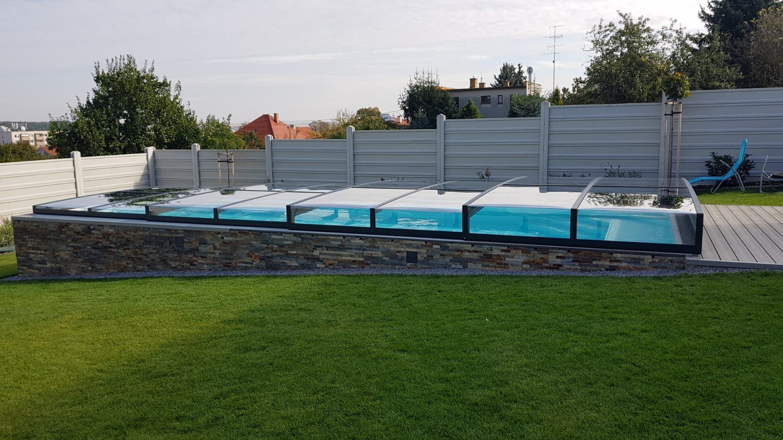 Abri en kit de piscine avec des panneaux de clôtures en arrière plan
