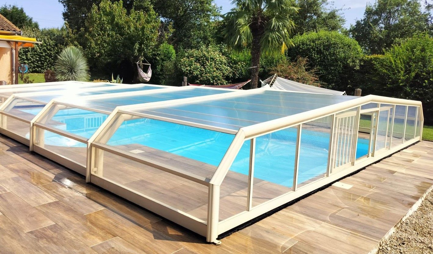 Abri de piscine après rénovation