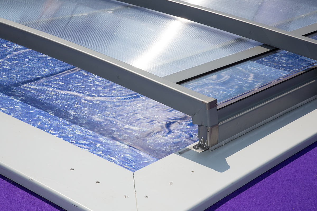 Gros plan sur un abri de piscine avec une bâche