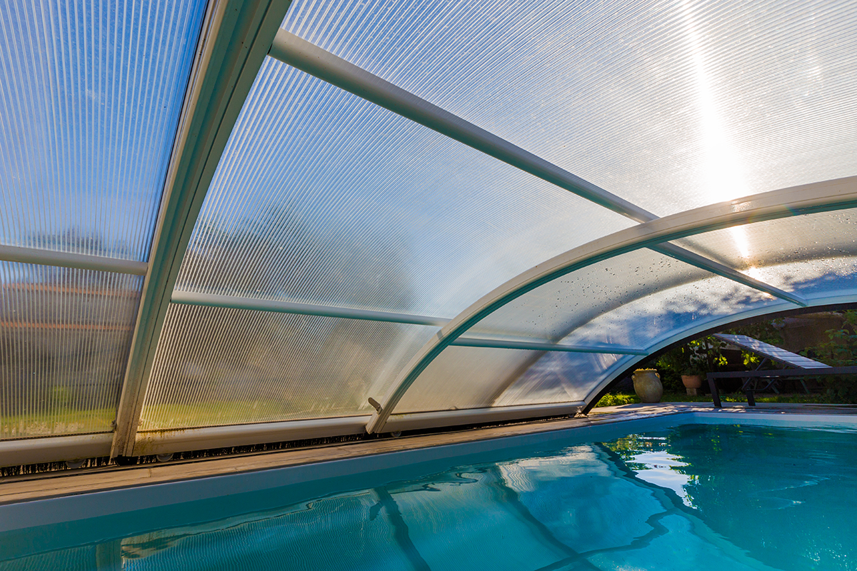 Dessous d'un abri de piscine