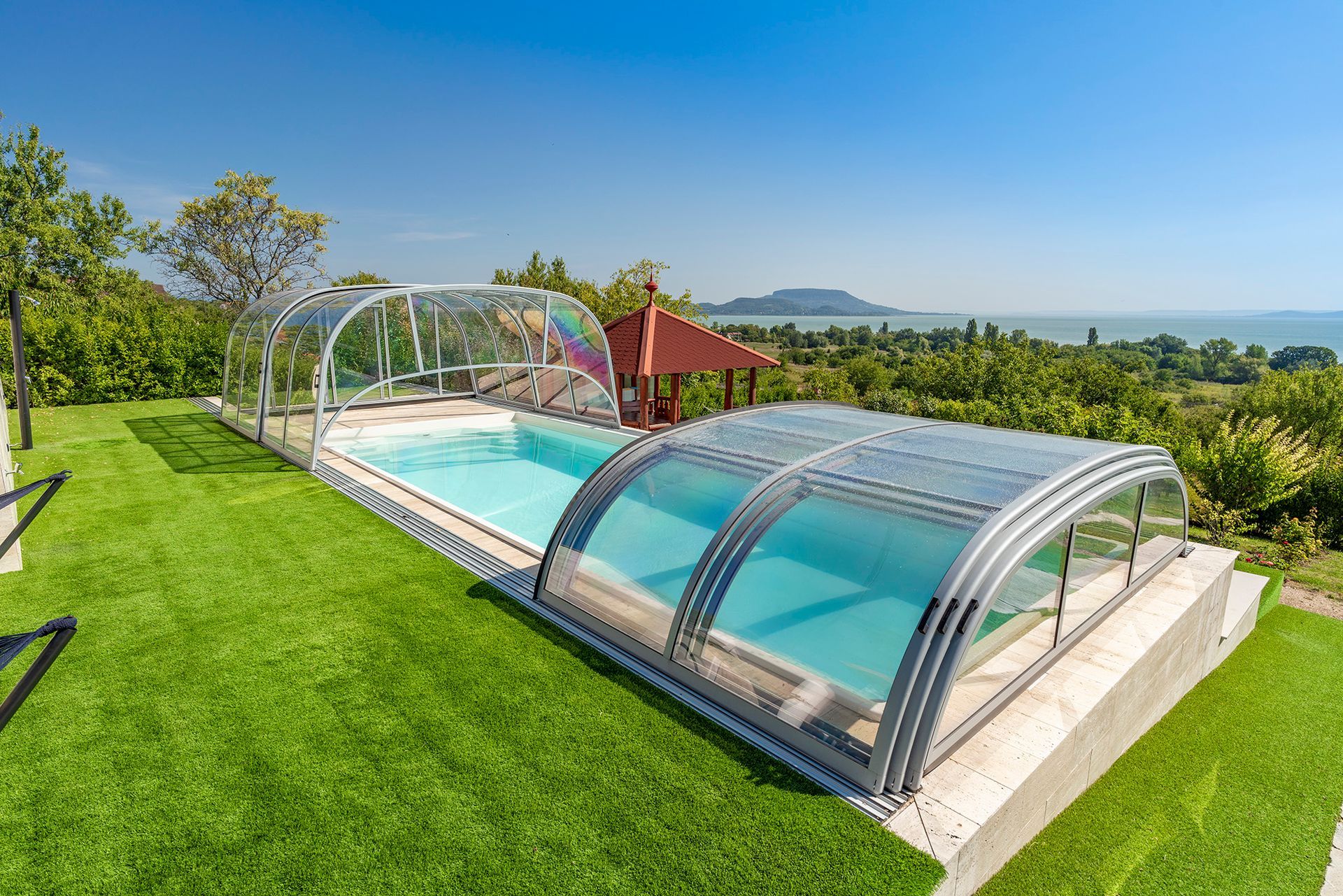 Piscine sous abri avec vu sur mer