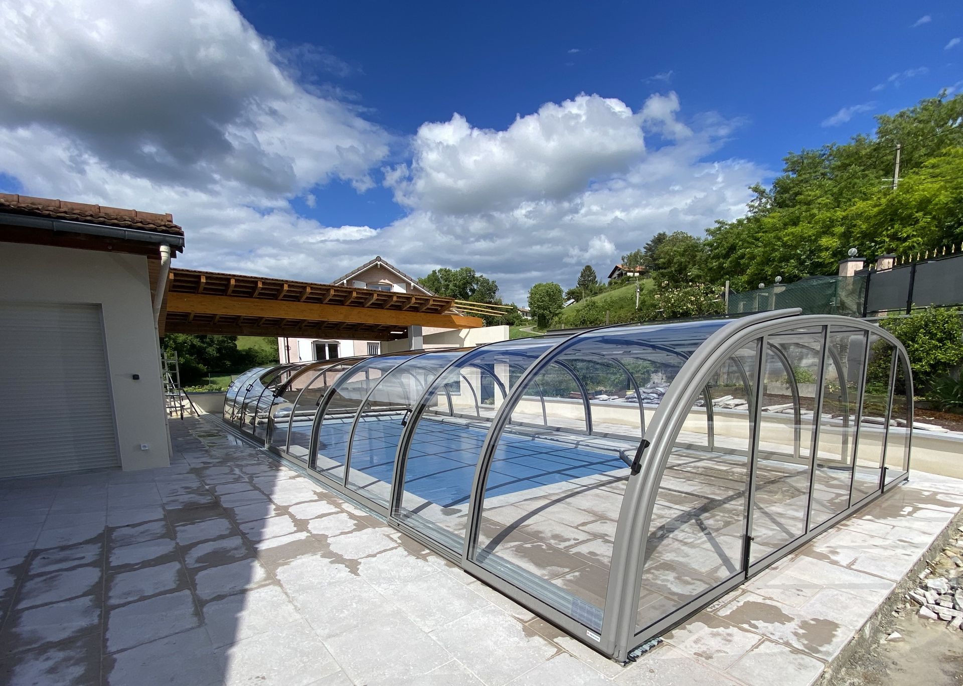 Abri de piscine mi haut en ferraille