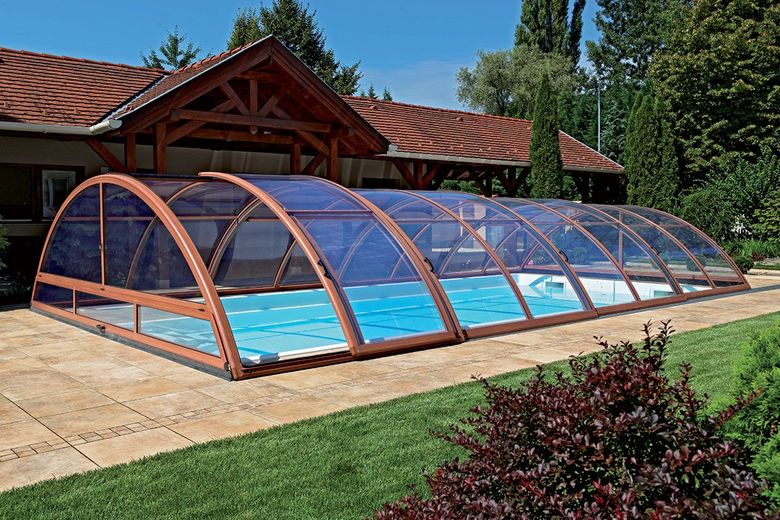 Abri de piscine marron