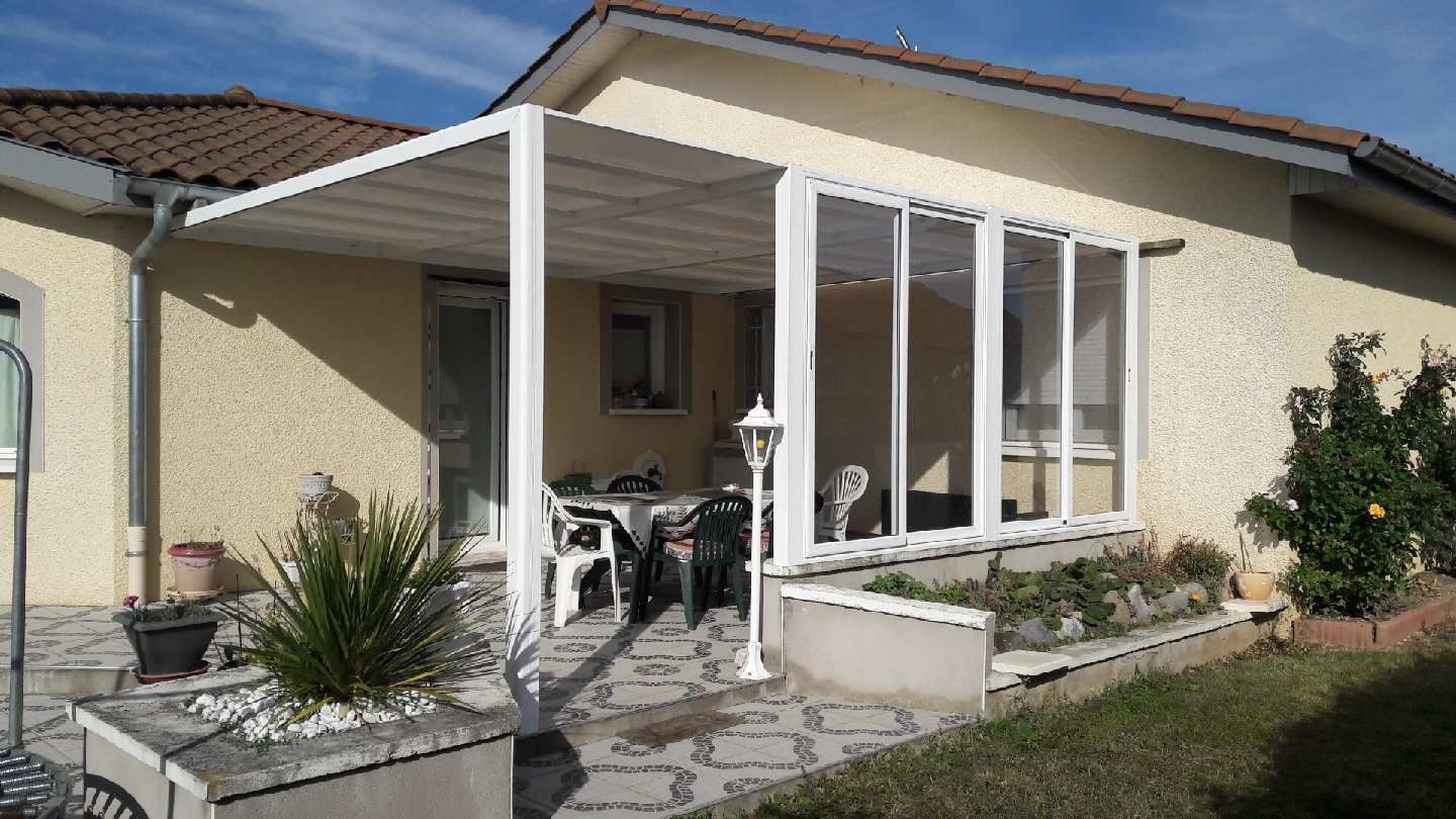 Pergola grise au-dessus d'un salon de jardin