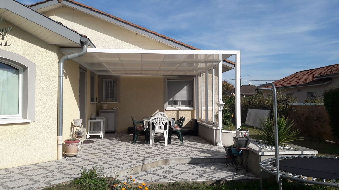 Pergola en aluminium blanc avec salon de jardin dessous