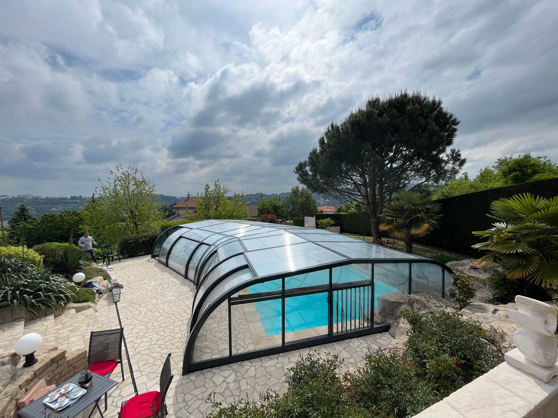 Abri de piscine avec terrasse en pierre 