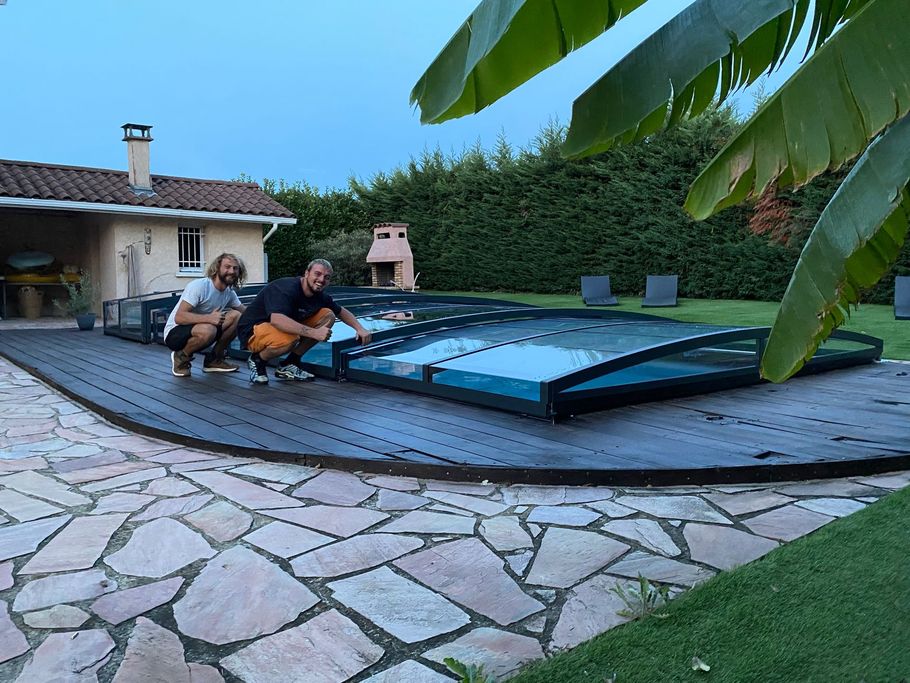 Piscine sous abri avec vue sur la mer