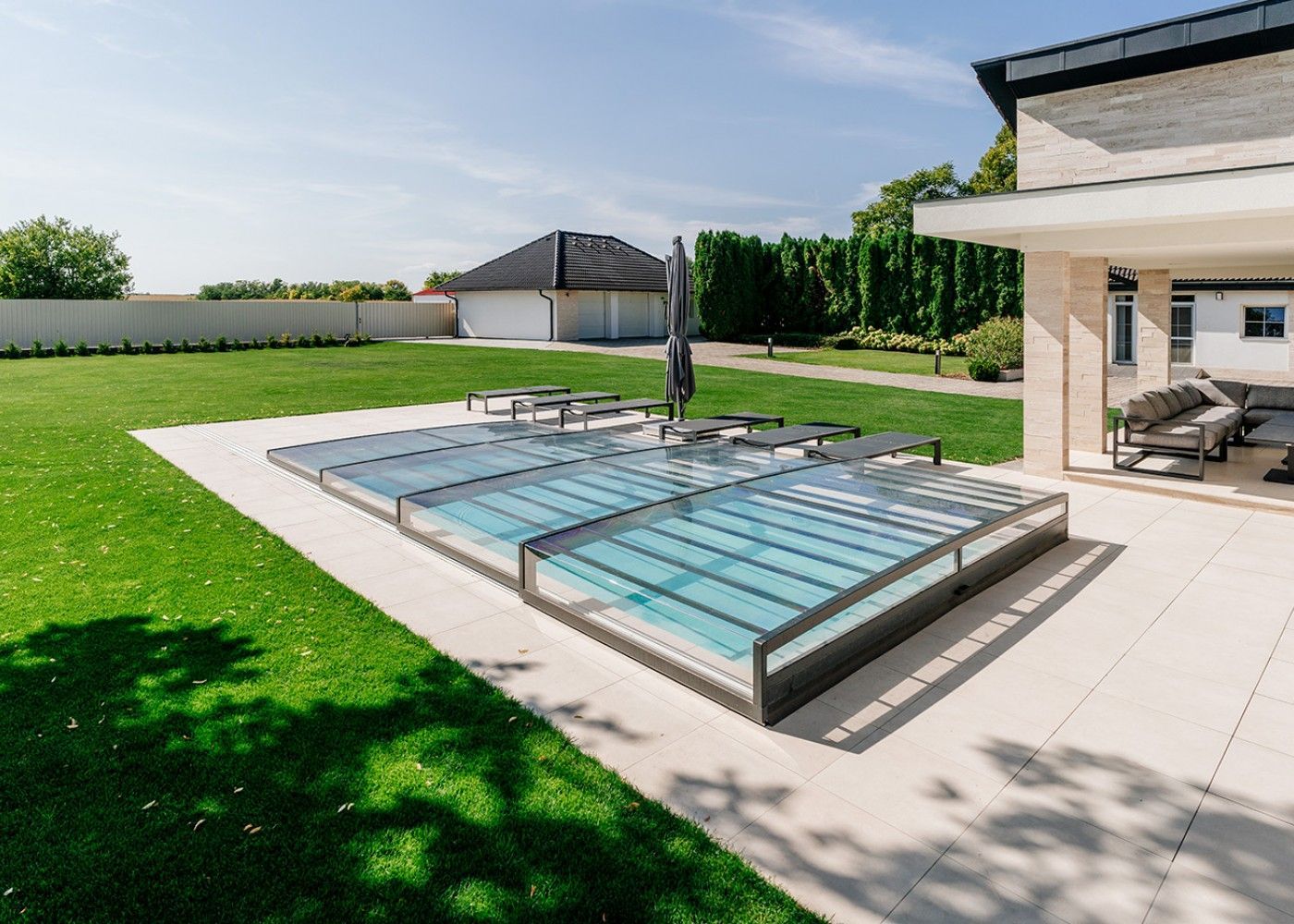 Abri déployé sur une piscine