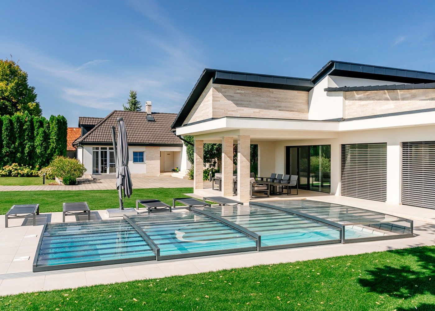 Abris de piscine bas dans un jardin