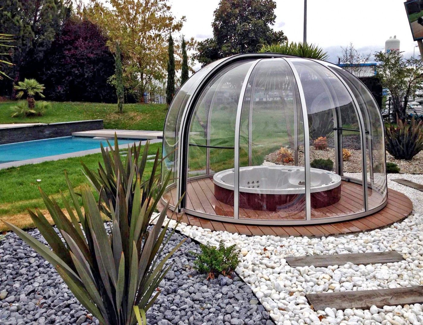 Abri circulaire au-dessus d'un spa