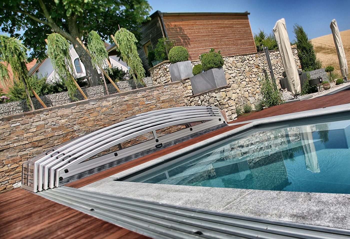 Abri de piscine replié