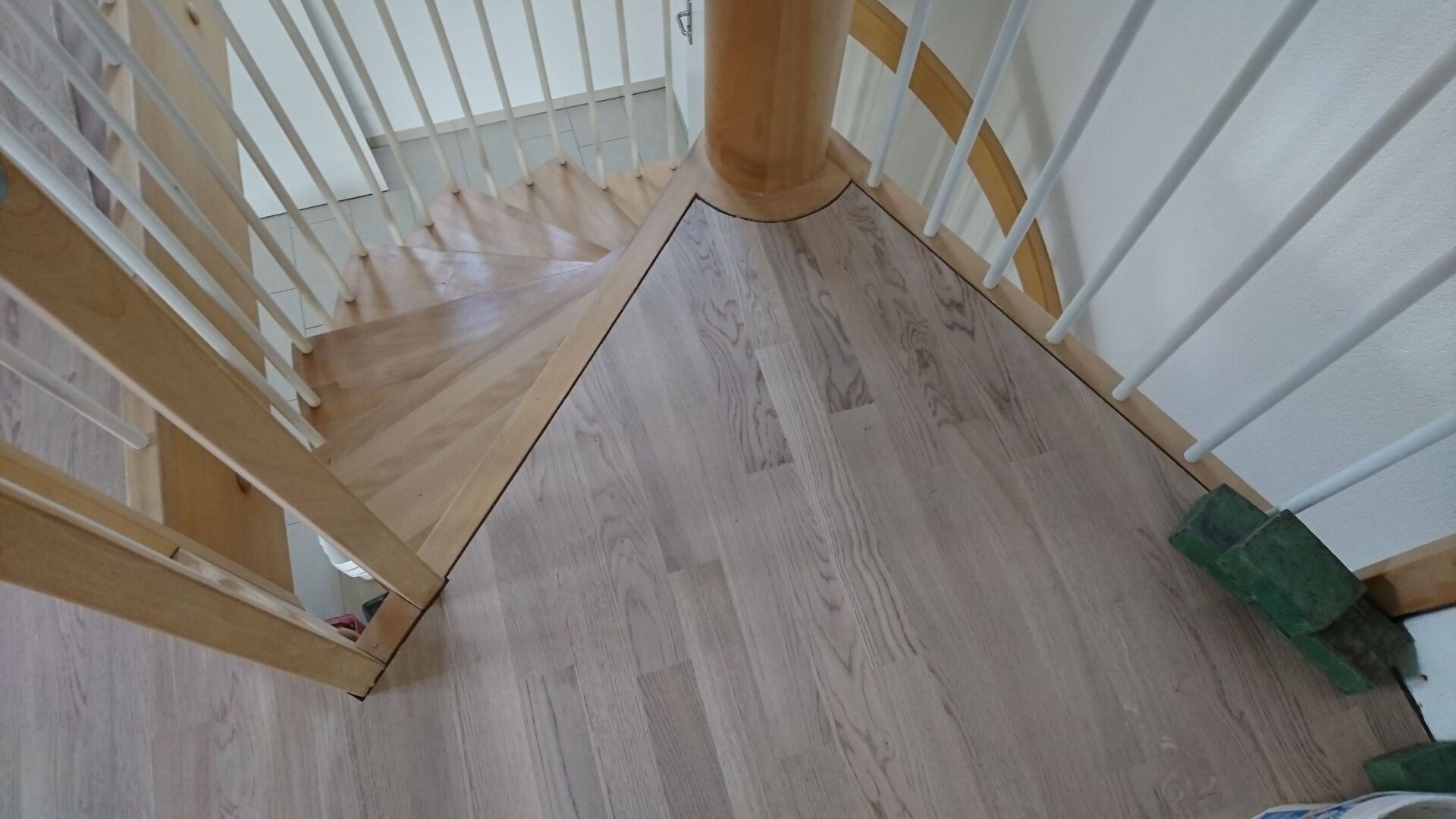 Parkett dunkelbraun Treppengeländer - Andreas Schumacher Teppiche und Bodenbeläge - Watt