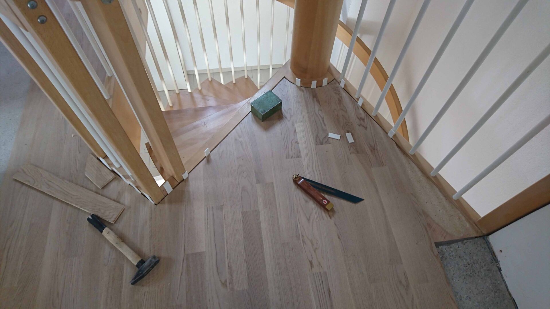 Parkett dunkelbraun Wendeltreppe - Andreas Schumacher Teppiche und Bodenbeläge - Watt