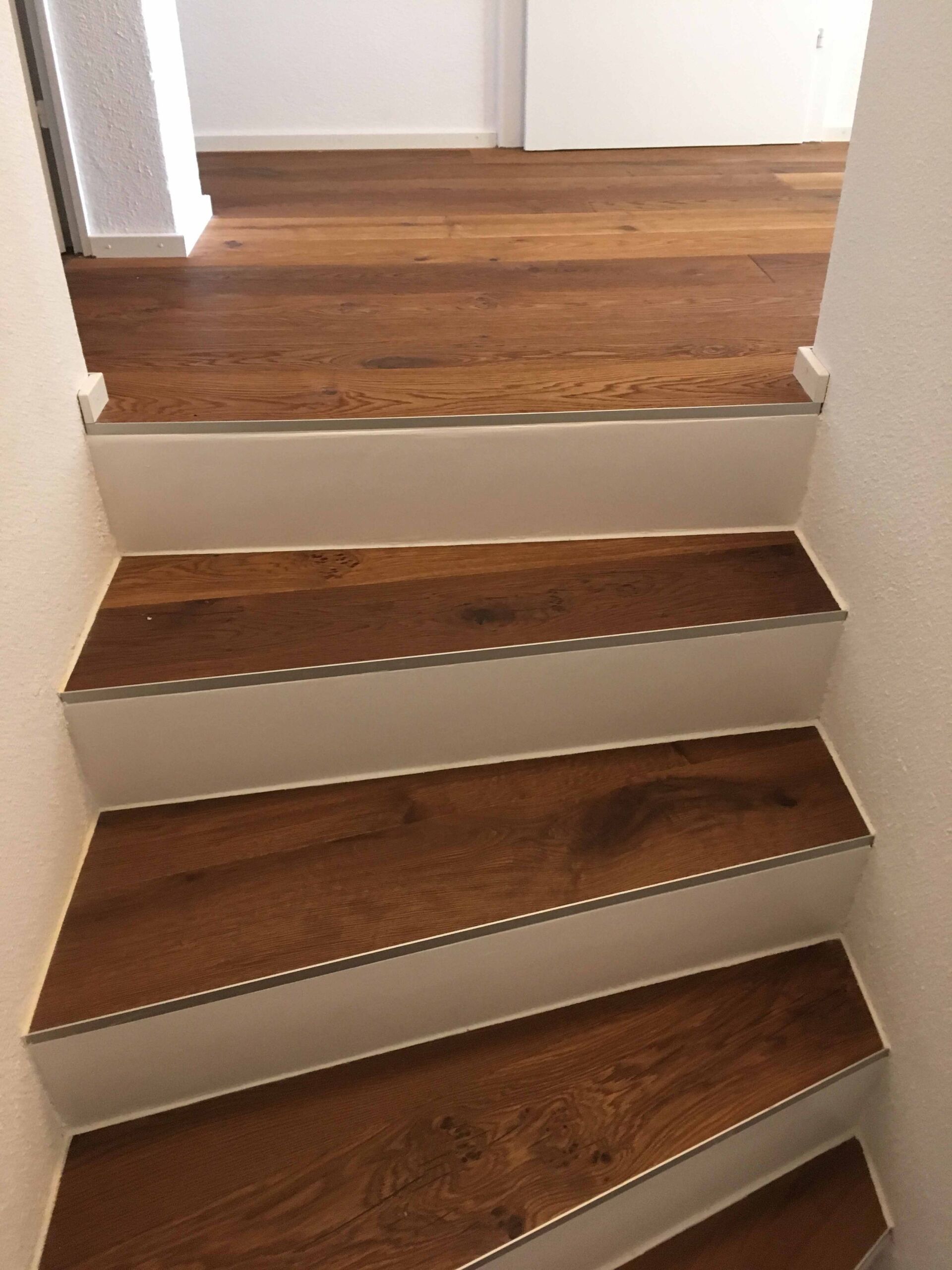 Treppenstufen und Boden Holz - Andreas Schumacher Teppiche und Bodenbeläge - Watt