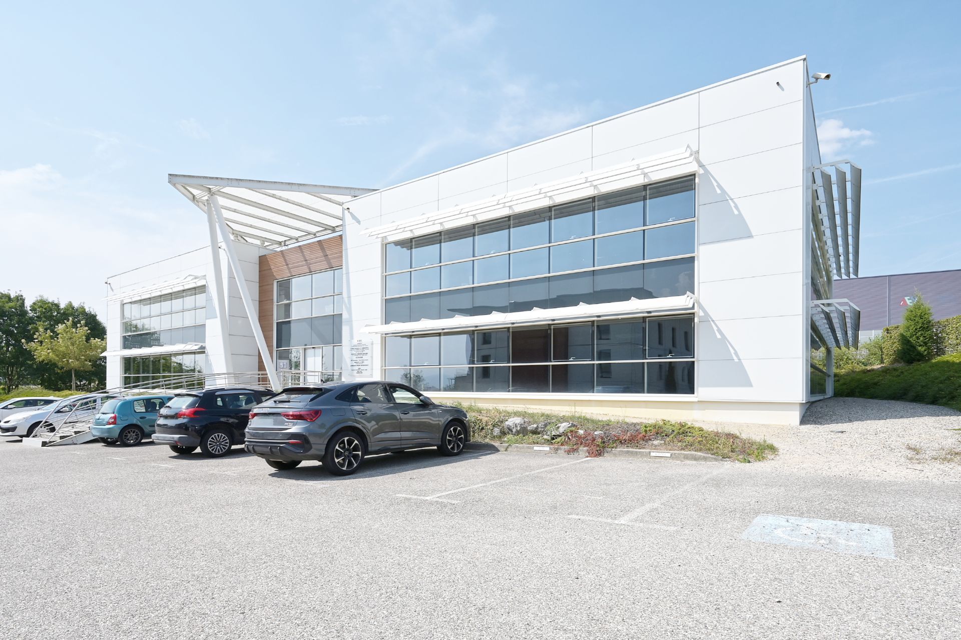 Devanture et places de parking devant le cabinet