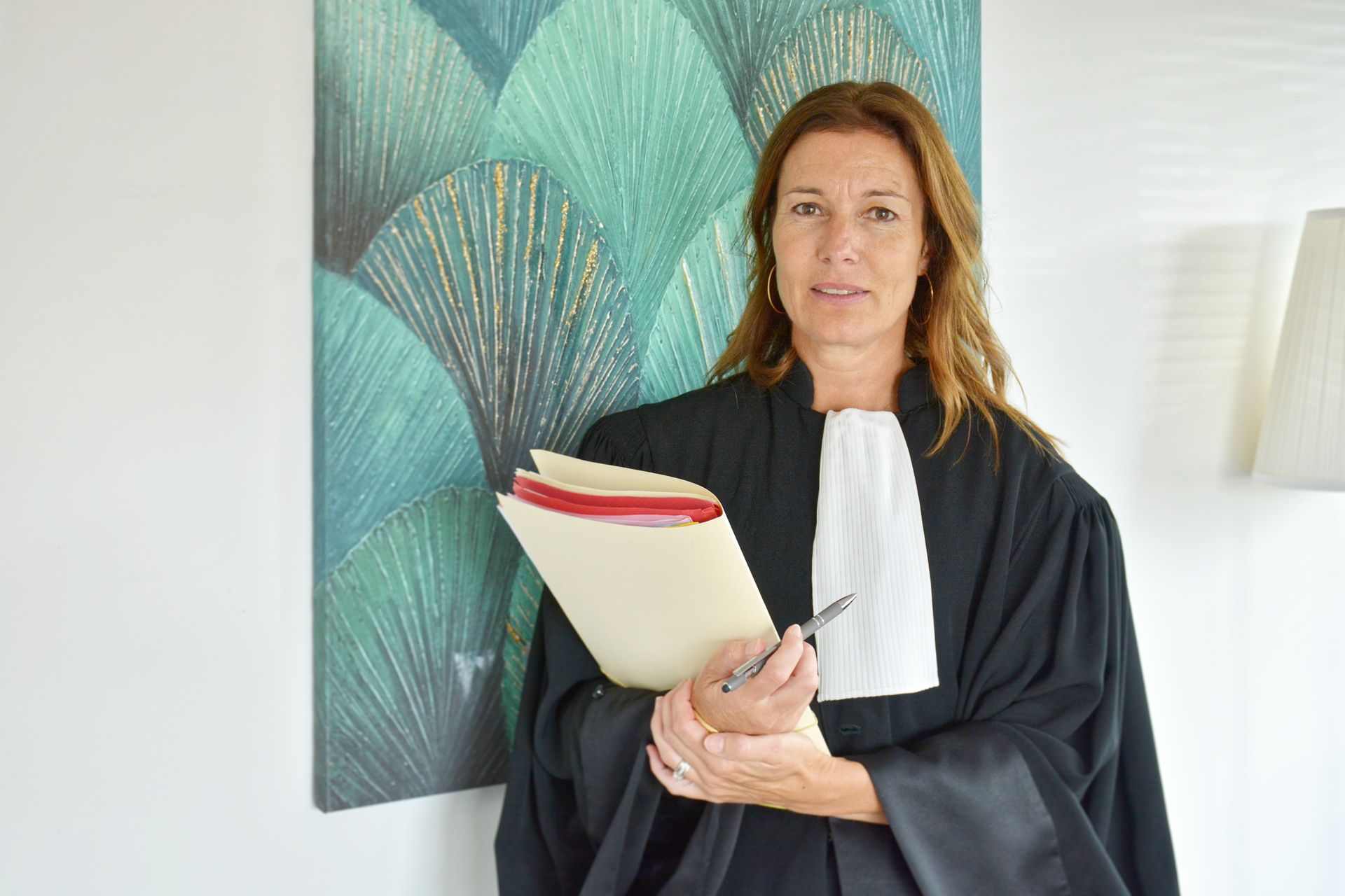 Maître en robe de magistrat tenant un document