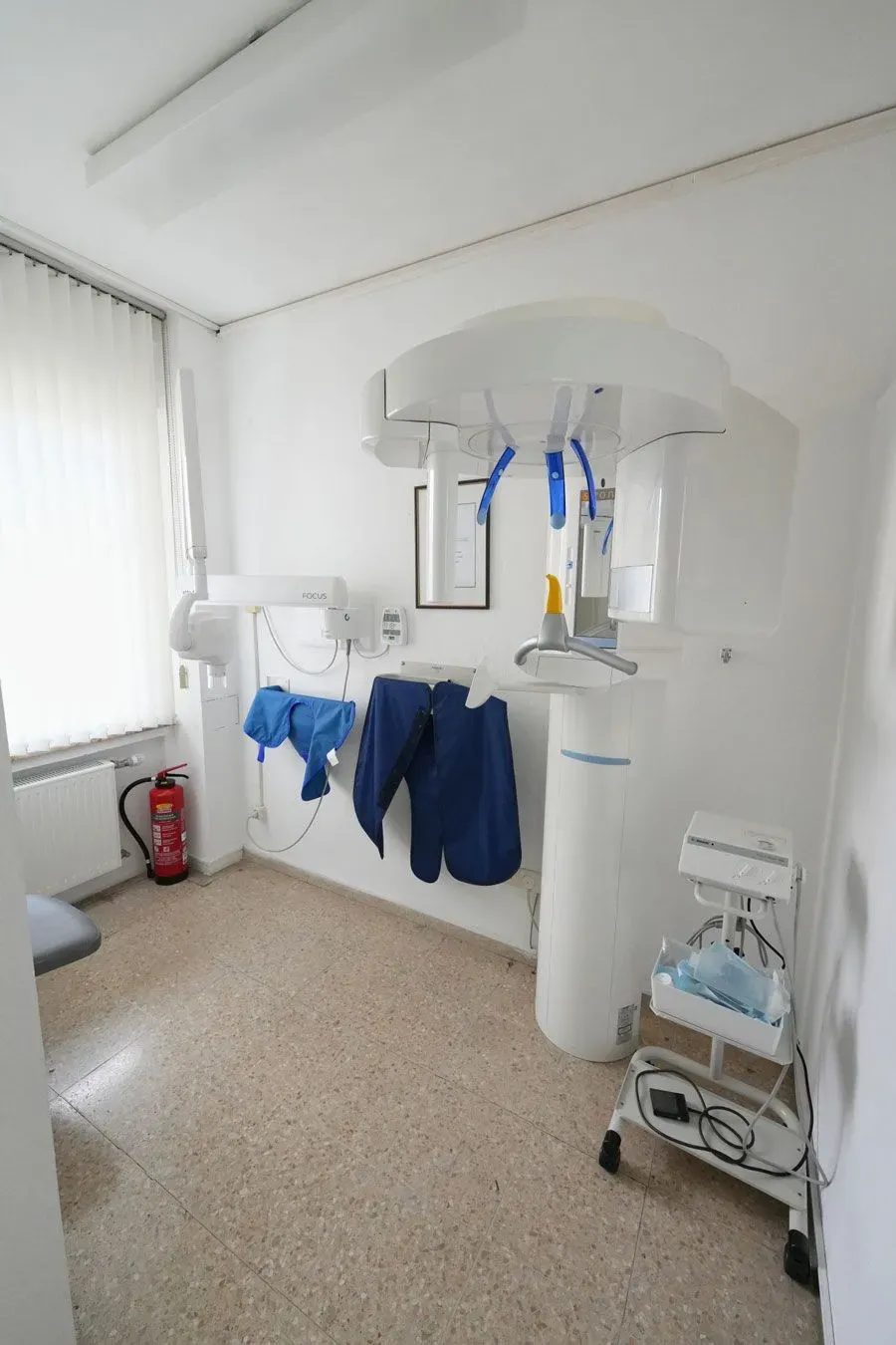 In der Ecke des Raumes steht ein Feuerlöscher.