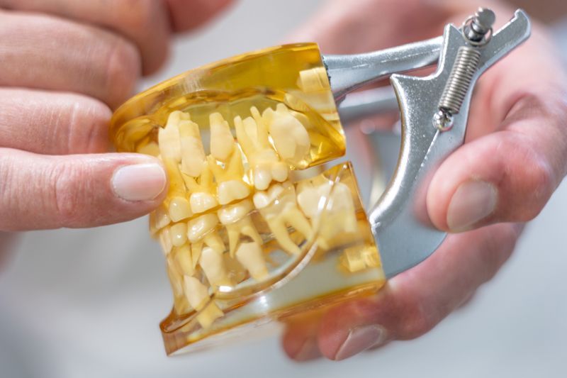 Eine Zahnarztpraxis mit einem blauen Stuhl und einem Waschbecken.