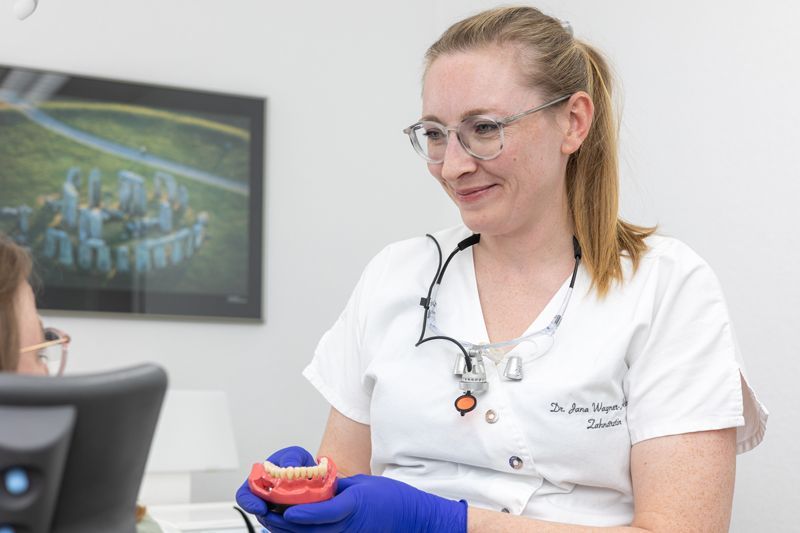 Eine Zahnarztpraxis mit einem Zahnarztstuhl und einem Schreibtisch.