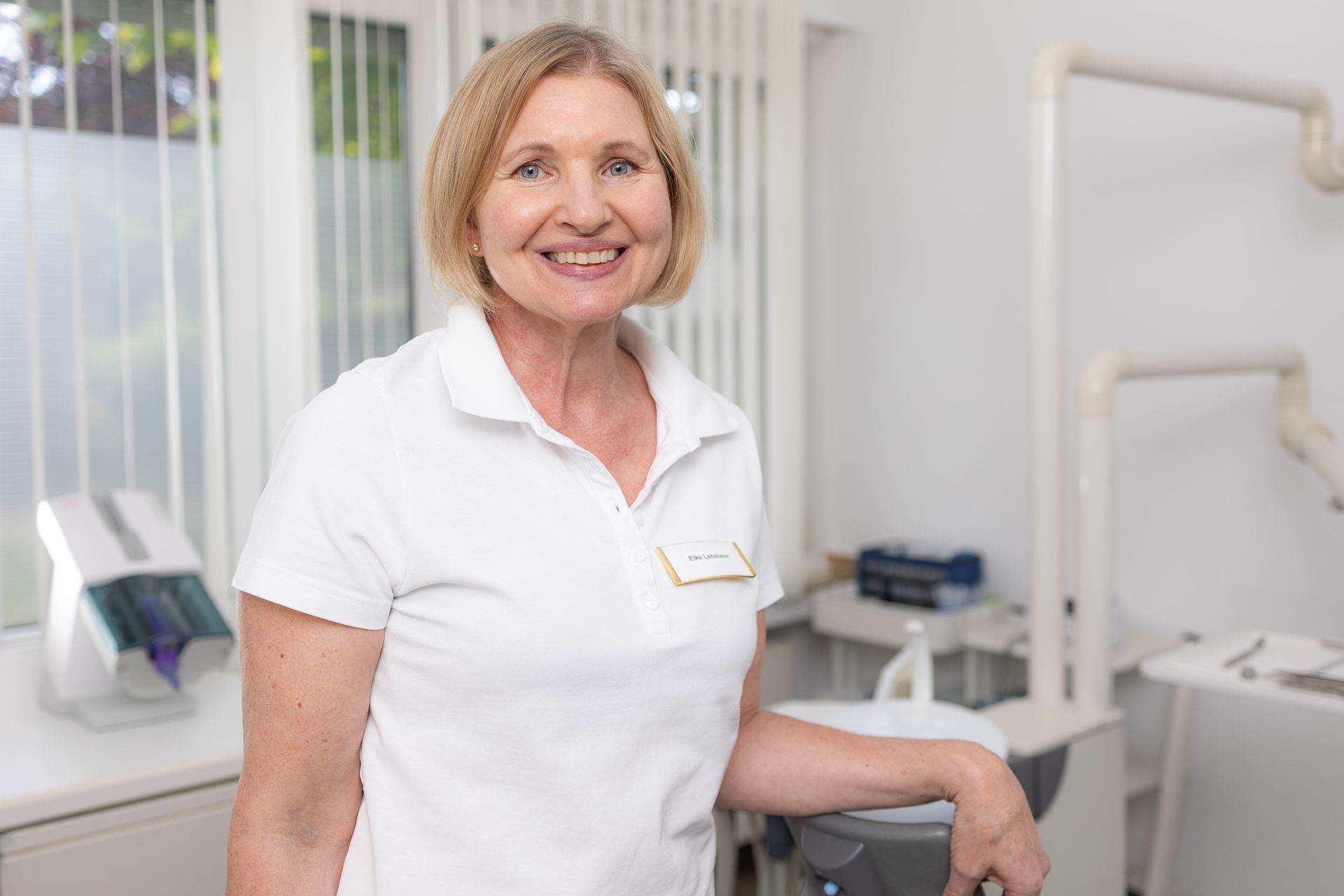 Eine Gruppe von Menschen steht in einem Kreis, die Füße in der Mitte.