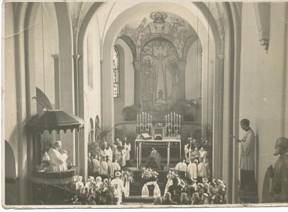 Schwarz-weißes Foto von Bestattung, die von der Karl und Peter Kreuer GbR organisiert wurde