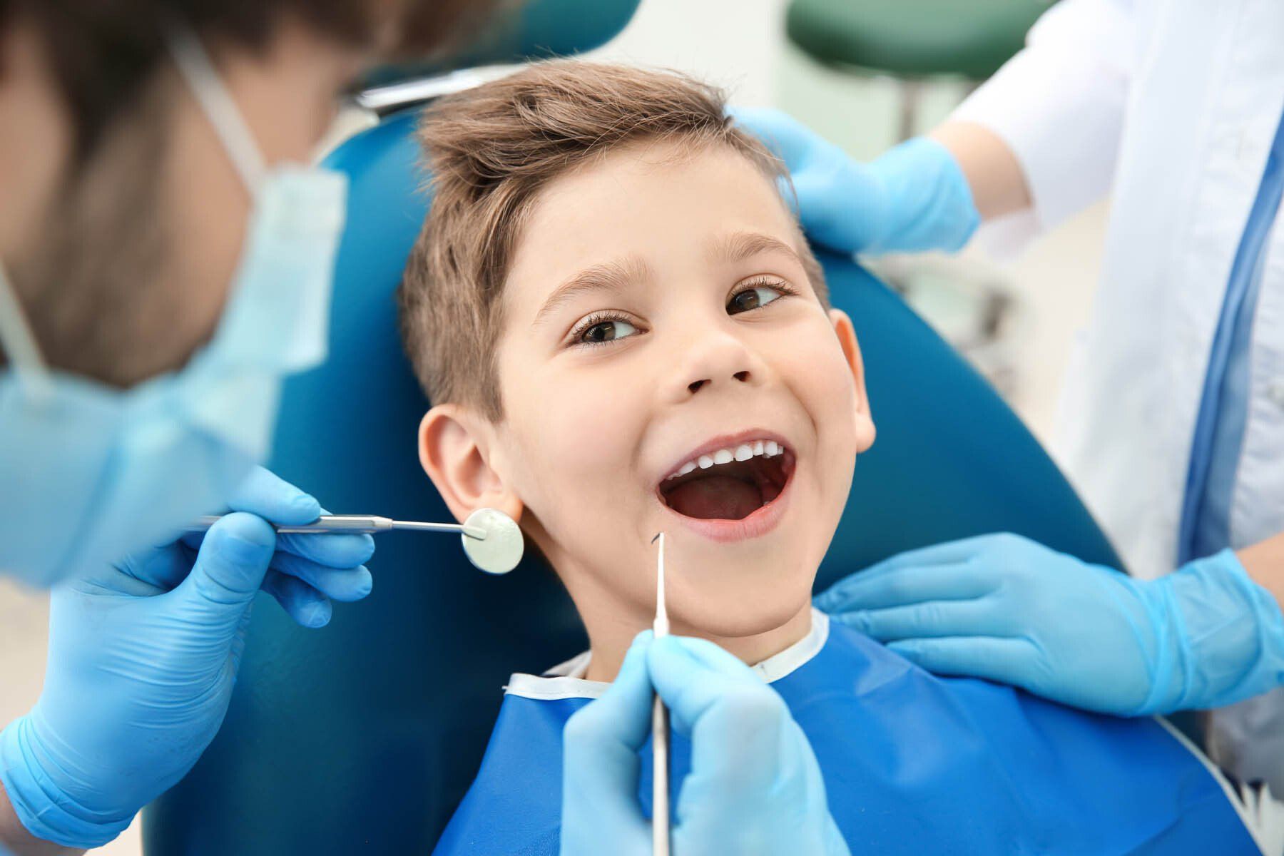 Dentiste vérifiant les dents d'un enfant
