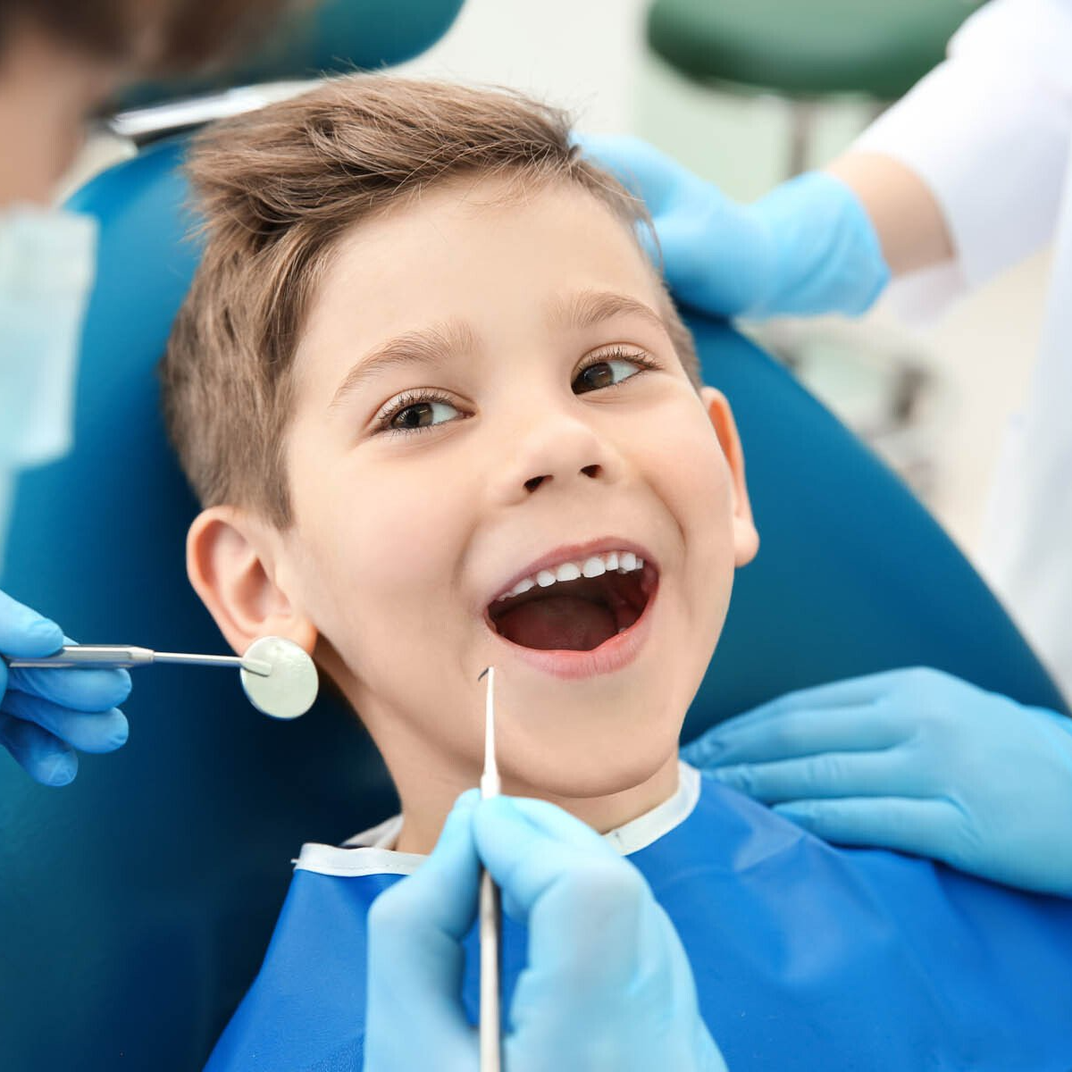 Dentiste vérifiant les dents d'un enfant