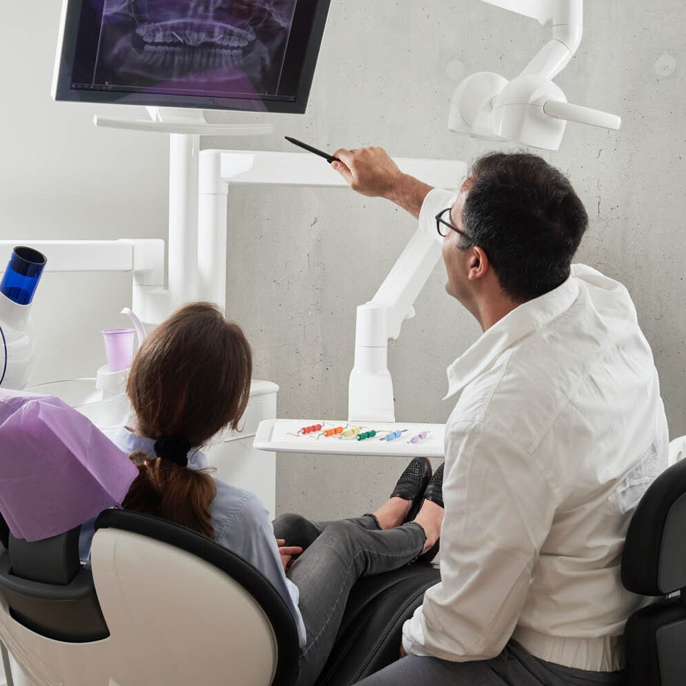 Dentiste donnant une explication à son patient