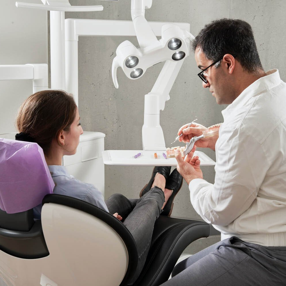Dentiste expliquant l'entretien des appareils dentaires