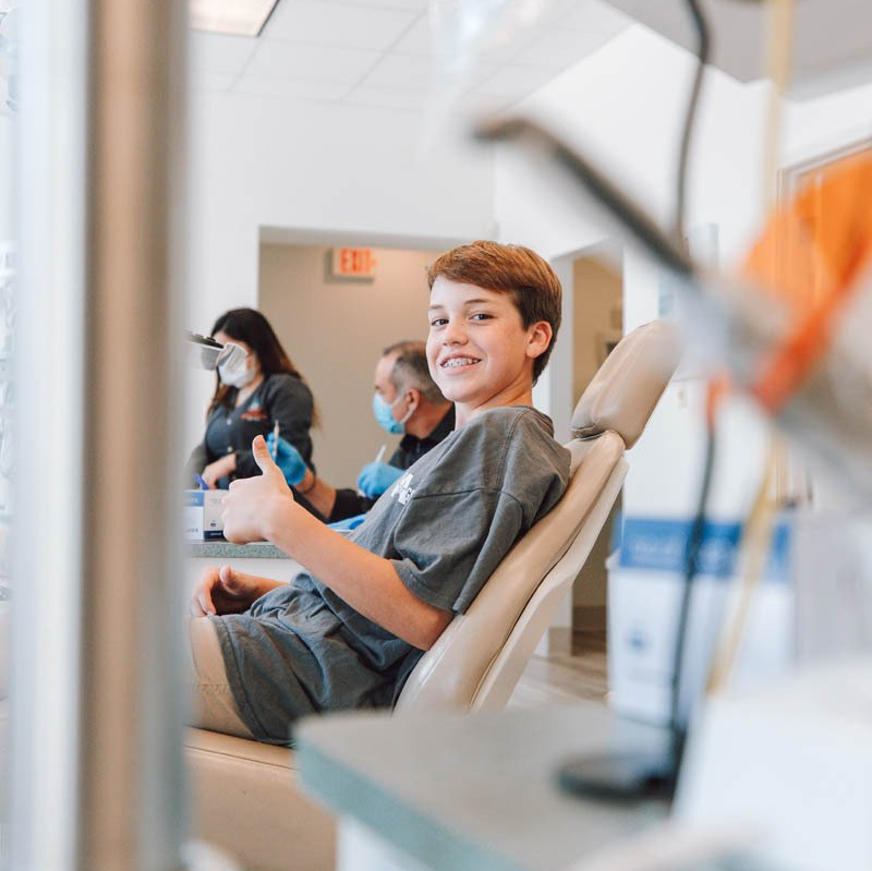 Enfant souriant avec un appareil dentaire