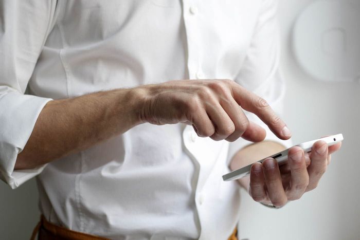 Homme réalisant un appel par téléphone