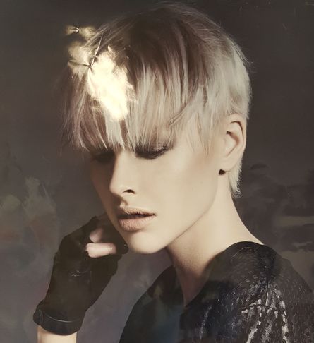 Dame mit kurzem Haar - Amici Coiffure