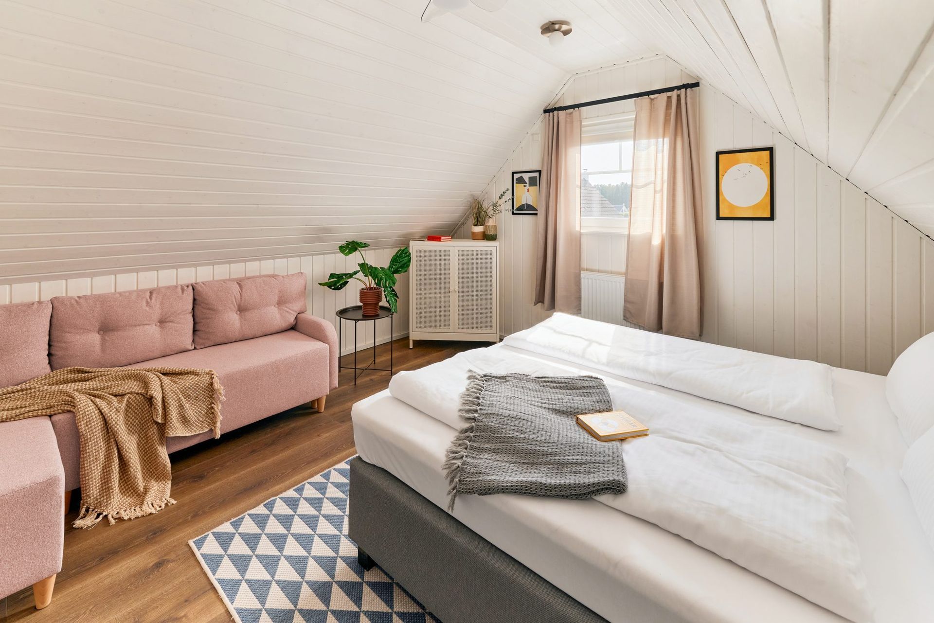 Pink sofa and bed in the upstairs bedroom