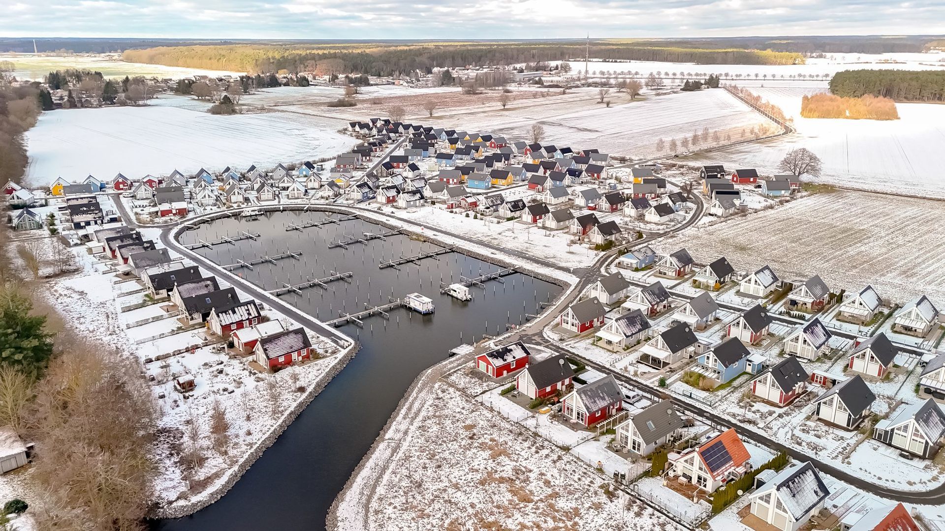 Hafendorf Zerpenschleuse in winter, seen from above