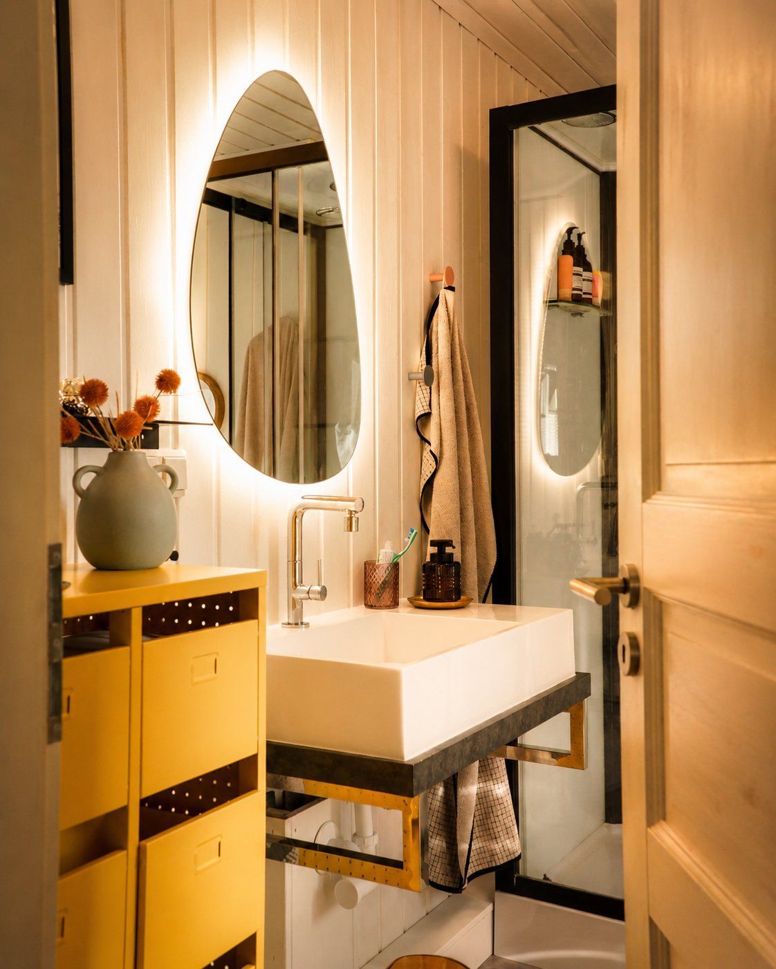 Bathroom mirror and washbasin