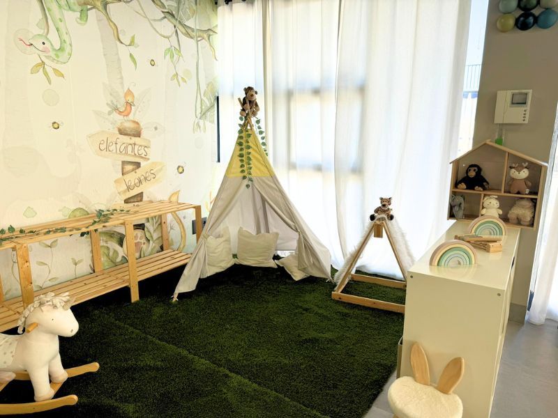 Hay un tipi en el medio de la habitación.