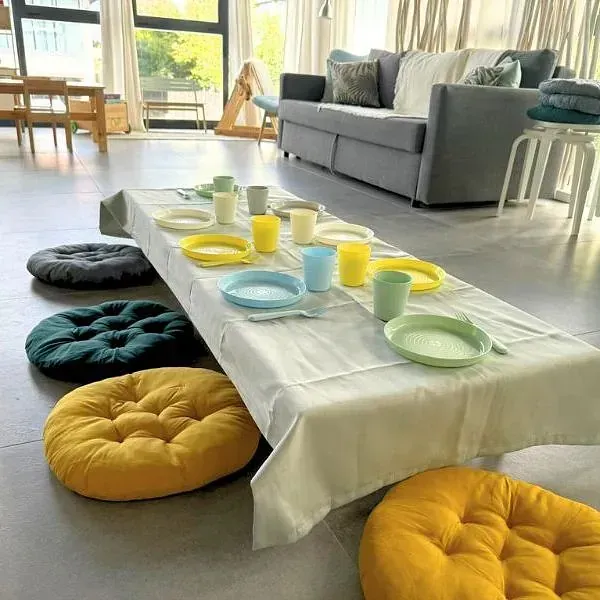 Una mesa con platos y tazas en una sala de estar.