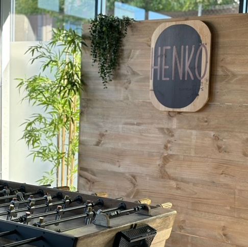 Una pared de madera con un cartel que dice Henko.