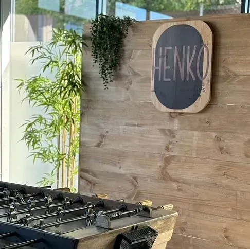 Una pared de madera con un cartel que dice Henko.