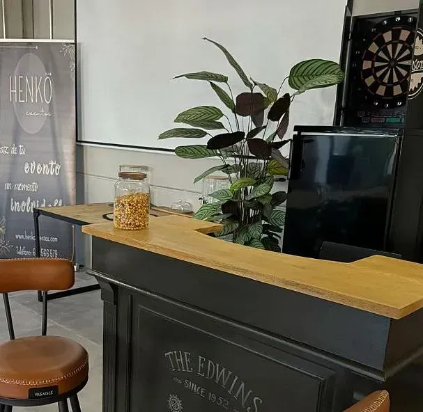 Un bar con un cartel que dice