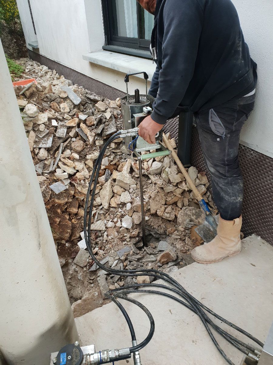 Une maison en cours d'effondrement