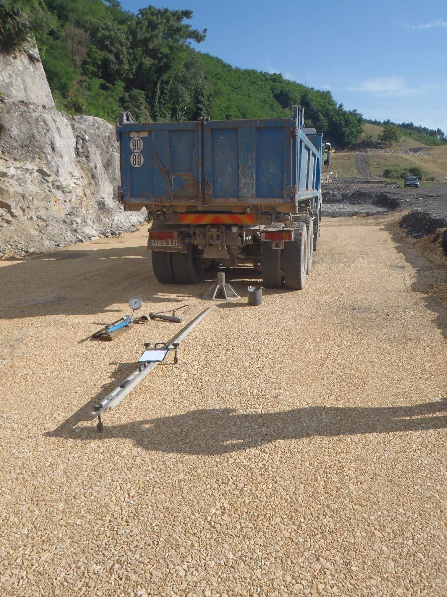 Camion avec instrument de déflexion