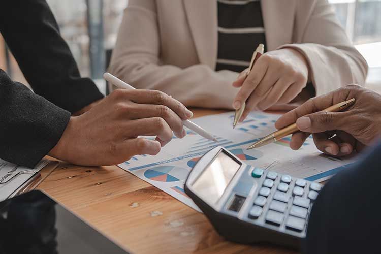 Des ingénieurs calculent les risques d'un projet