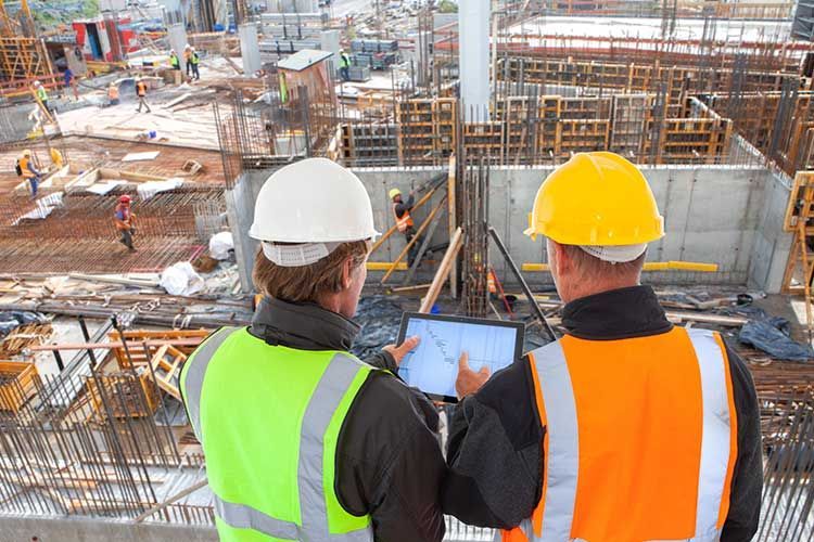 Des ingénieurs supervisent la construction d'un projet