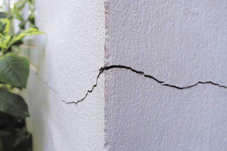 Fissure dans le coin d'un mur