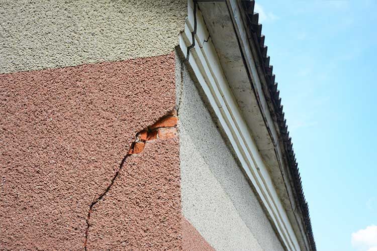 Une fissure sur la façade d'une maison